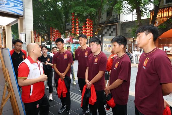 除导演兼主演的凯特，主演托妮·科莱特、蒂莫西·斯波、安德丽娅·赖斯伯勒等都现身片场。